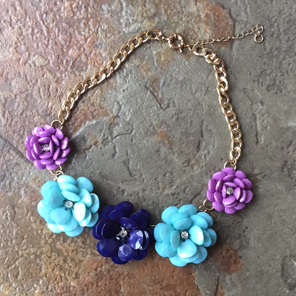 Adorable Flower Statement Necklace